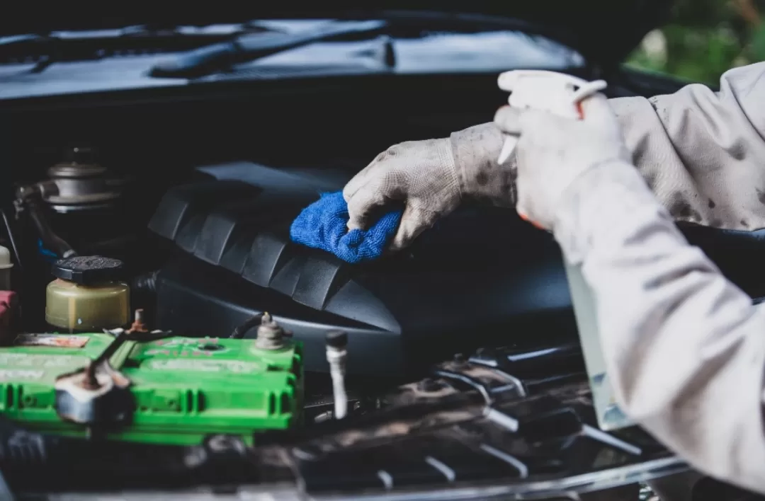 Ilustrasi. Cuci mesin mobil yang tepat dapat meningkatkan performa kendaraan dan mencegah kerusakan akibat kotoran menumpuk. (Foto: Freepik)