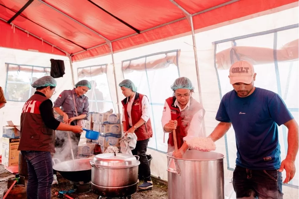 Bantuan Kemensos ke Aceh Tamiang dikirim lewat kapal dan helikopter demi menjangkau wilayah terisolasi. (Foto: kemensos.go.id)