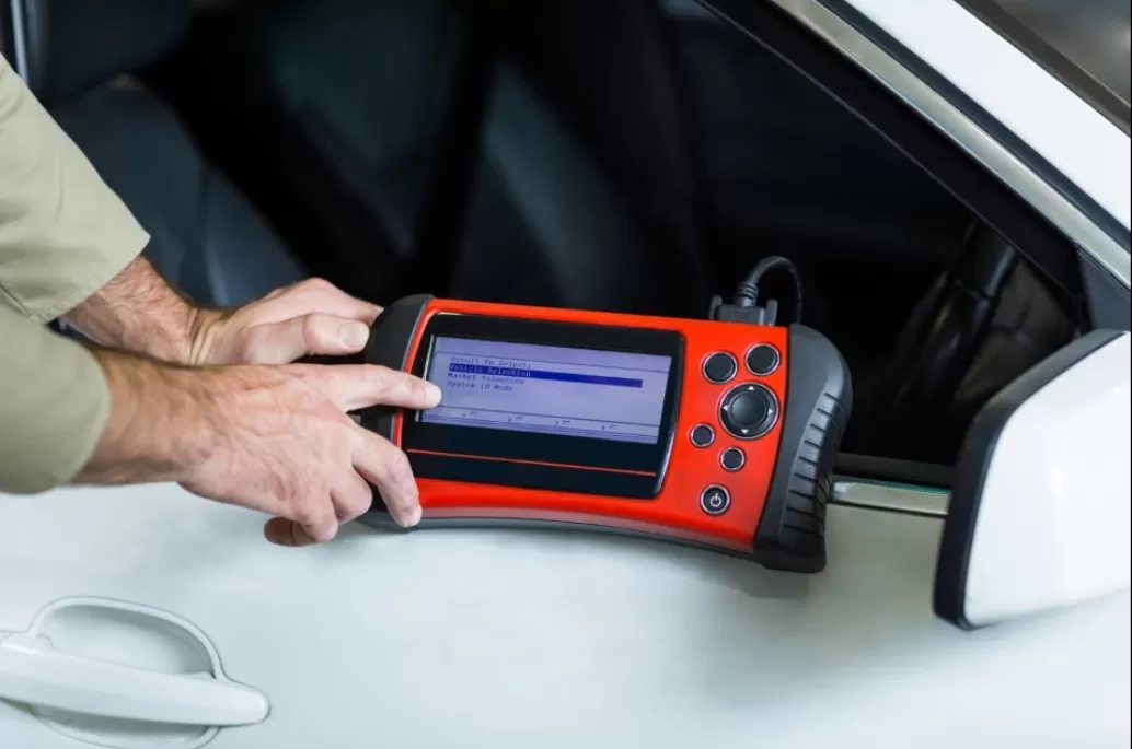 Ilustrasi. Scanner mobil memudahkan diagnosa kerusakan mesin dan memantau performa kendaraan melalui sistem OBD2. (Foto: Freepik)