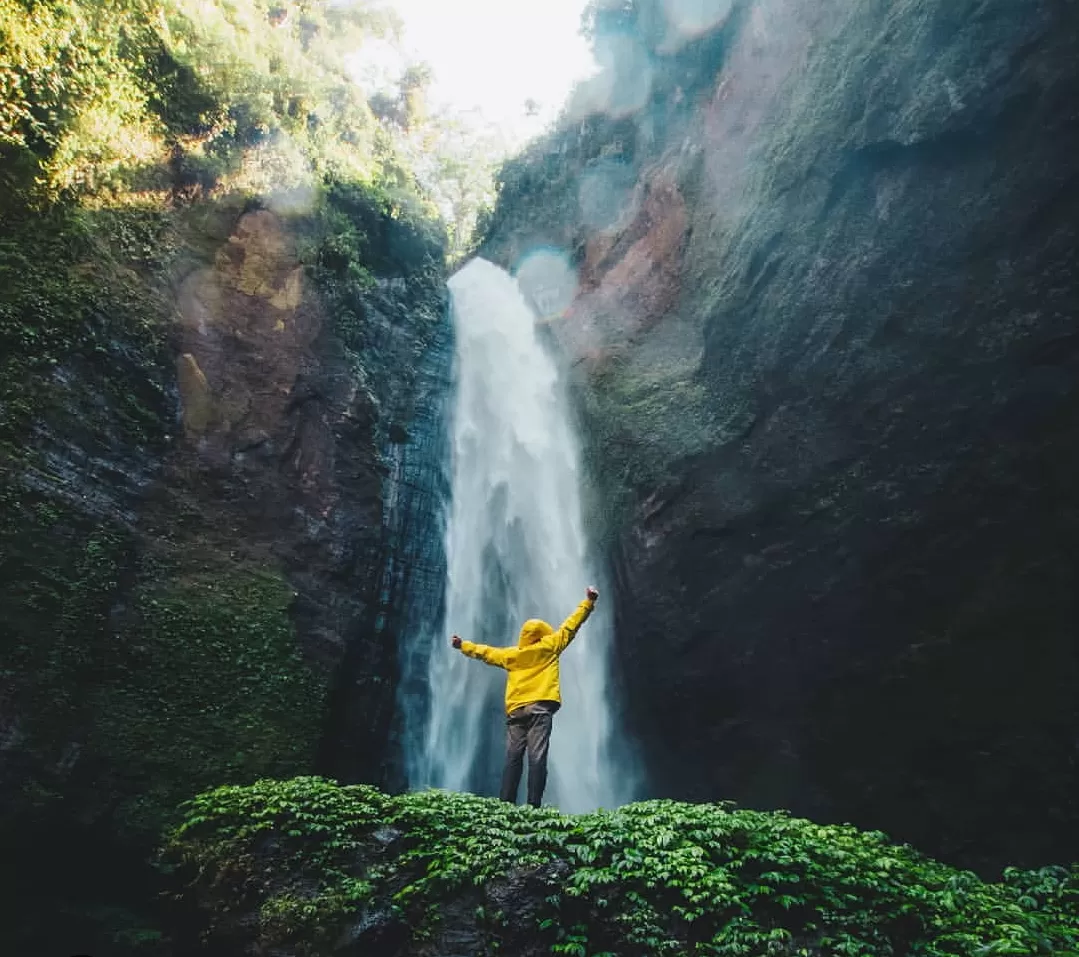 Nikmati keindahan Air Terjun Kabut Pelangi Lumajang dengan fenomena pelangi dan suasana hutan asri. (Foto: Instagram @cobankabutpelangi)