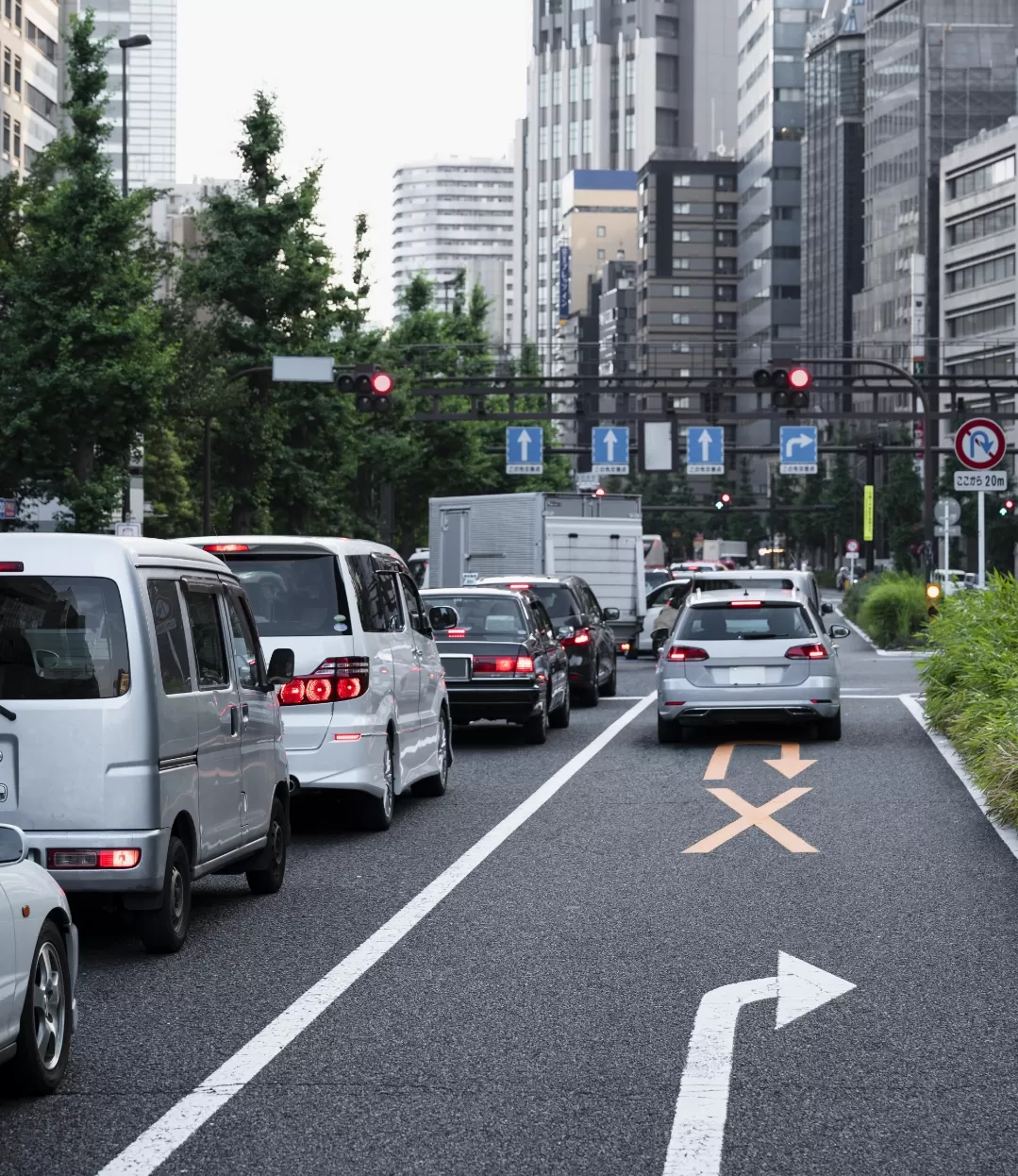 Ilustrasi. Pelajari cara pindah lajur yang benar untuk meningkatkan keselamatan dan kenyamanan saat berkendara. (Foto: Freepik)