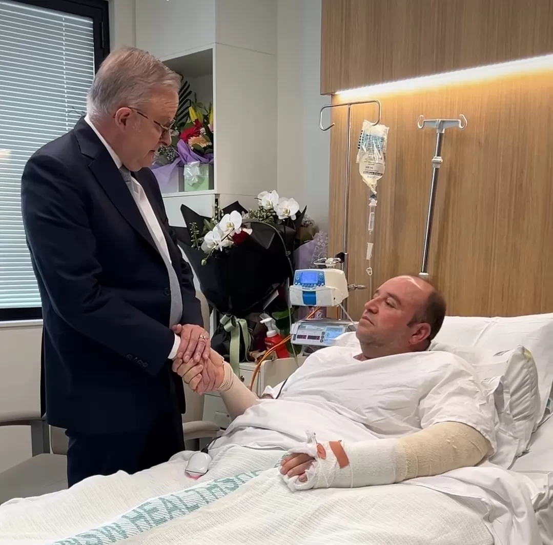 Anthony Albanese mengunjungi Ahmed al Ahmed di rumah sakit, menyampaikan dukungan dan apresiasi atas keberaniannya. (Foto: Instagram @albomp)