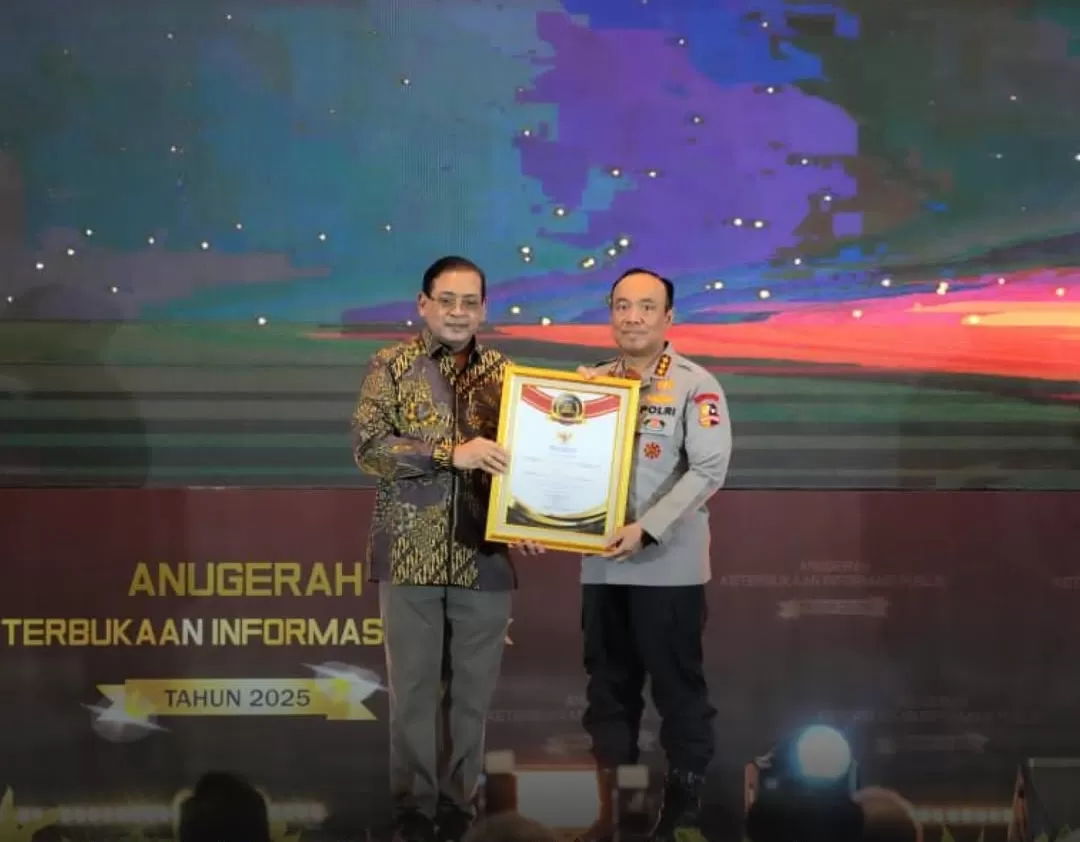Penghargaan informatif Polri 2025 menuai kritik netizen terkait kesenjangan penilaian dan realitas publik nasional. (Foto: Instagram @fakta.indo)