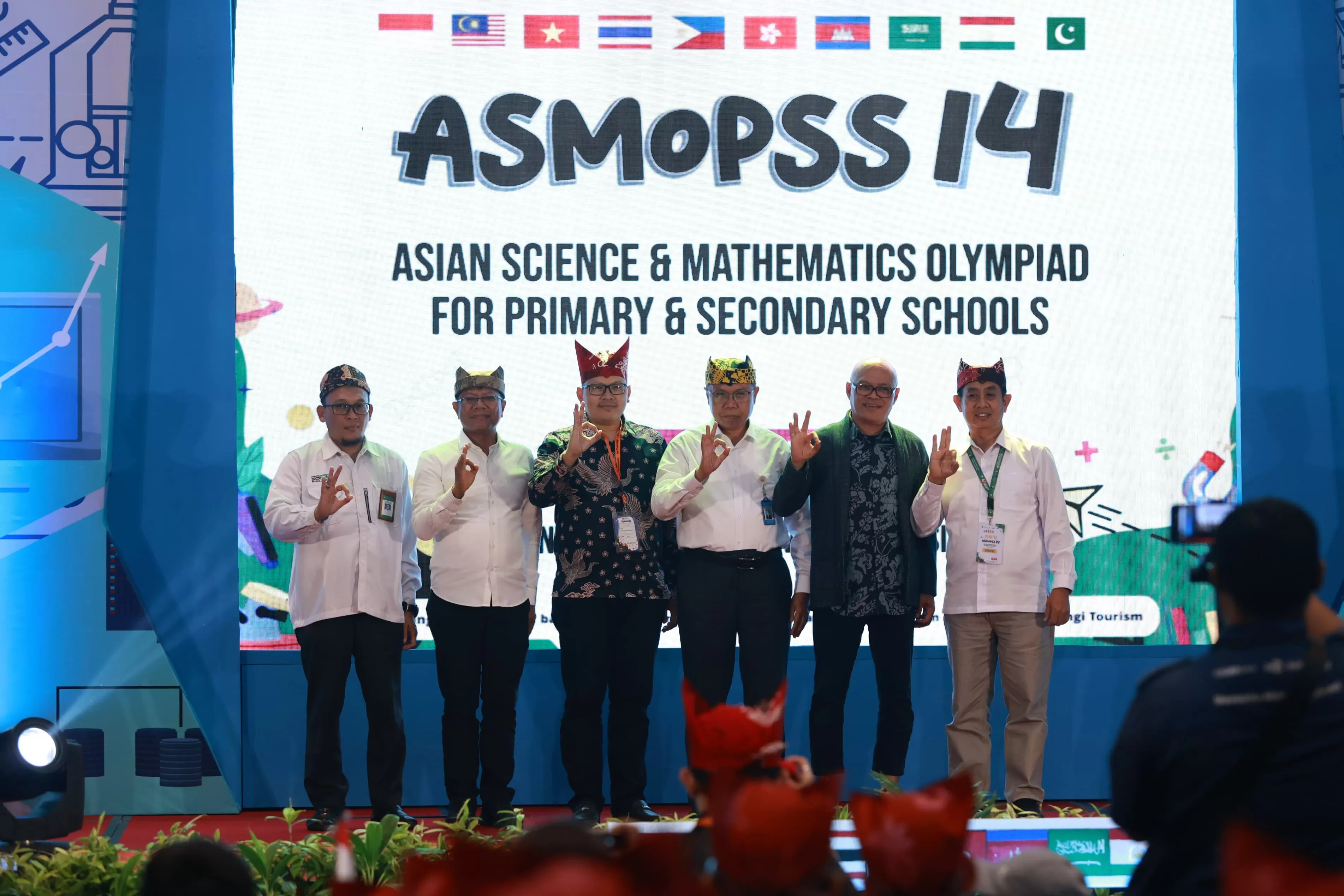 Ratusan peserta ASMOPSS menampilkan defile dari masing-masing negara. Di antara mereka adalah Indonesia, Tajikistan, Pakistan, Filipina, Thailand, dan Filipina.