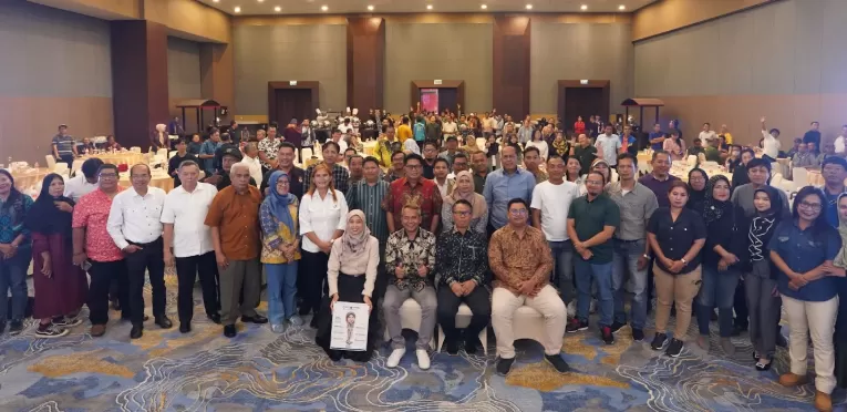CEO Promedia Agus Sulistriyono (kedua dari kiri), CEO Props Ilona Juwita (paling kiri), dan Ketua Komite Publisher Right Suprapto Sastro Atmojo (ketiga dari kiri) bersama peserta acara MIND ID Mediapr