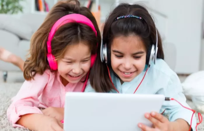 Rencana Komdigi mengatur batas usia penggunaan media sosial pada anak. (Freepik/nensuria)