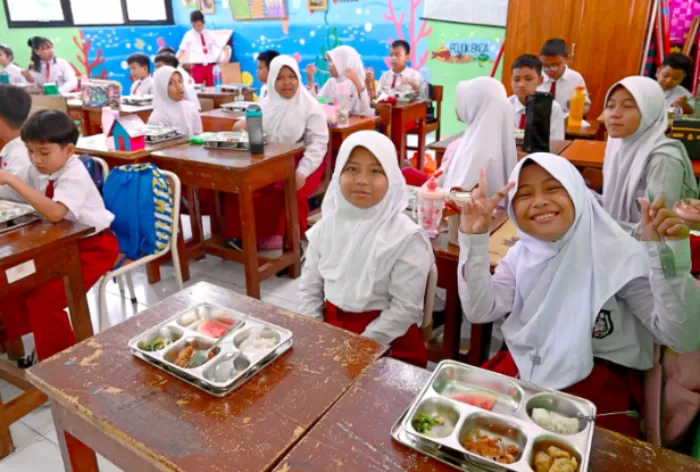 Suasana di SDN Jati 05 Pagi, Pulogadung, Jakarta Timur, Senin 3 Februari 2025 saat program Makan Bergizi Gratis (MBG) dilaksanakan bersama para siswa. (x.com/setkabgoid)