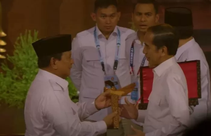 Presiden RI Prabowo Subianto (kiri) bersama Presiden RI ke-7 Joko Widodo (kanan) di acara HUT Partai Gerindra di SICC, Jawa Barat, pada Sabtu, 15 Februari 2025. (Dok. Gerindra)