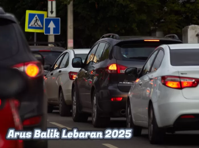 Foto Ilustrasi jalanan yang macet - jadwal one way, contraflow, dan ganjil genap arus balik Lebaran 2025. (Unsplash/zenitarka)