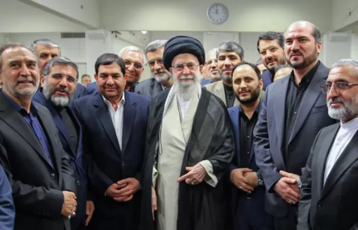 Pemimpin Tertinggi Republik Islam Iran, Ayatollah Ali Khamenei (tengah). (X.com/@khamenei_ir)