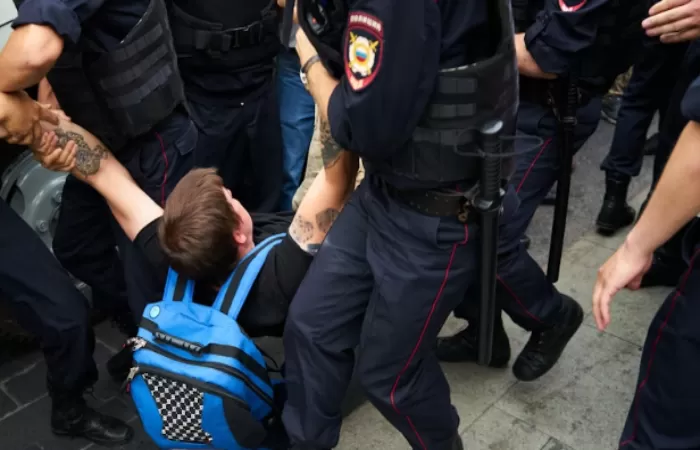 Foto Ilustrasi - Polisi mengamankan enam orang dalam pembubaran massa aksi unjuk rasa menolak kebijakan ODOL. (Unsplash/ValeryTenevoy)