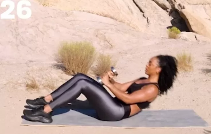 Latihan penting dalam rutinitas harian Anda yang memperkuat otot perut miring dan meningkatkan stabilitas inti (Tangkapan video)