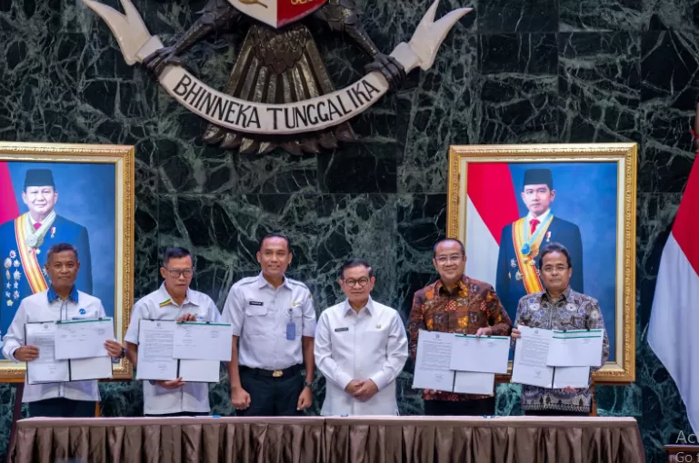 Direktur Utama PAM JAYA, Arief Nasrudin saat menandatangani KPI dan Pakta Integritas 2025 sebagai bagian dari transformasi menuju IPO. (Dok PAM JAYA)