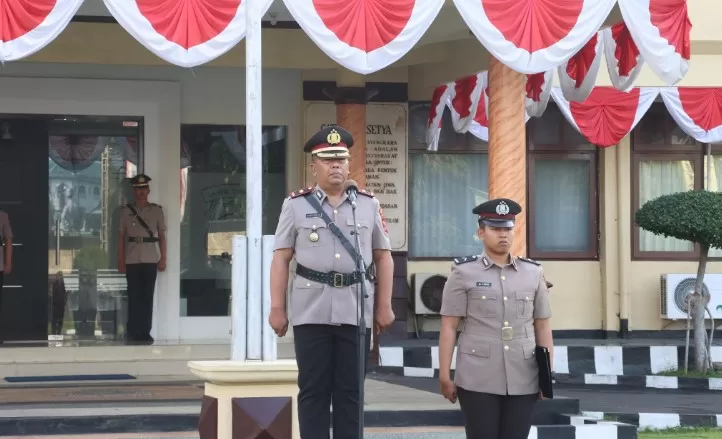 Upacara yang berlangsung dengan khidmat dan lancar tersebut dipimpin oleh Kepala Bagian Operasional (Kabag Ops) Polresta Banyuwangi, Kompol Idham Khalid, S.H., M.H.,