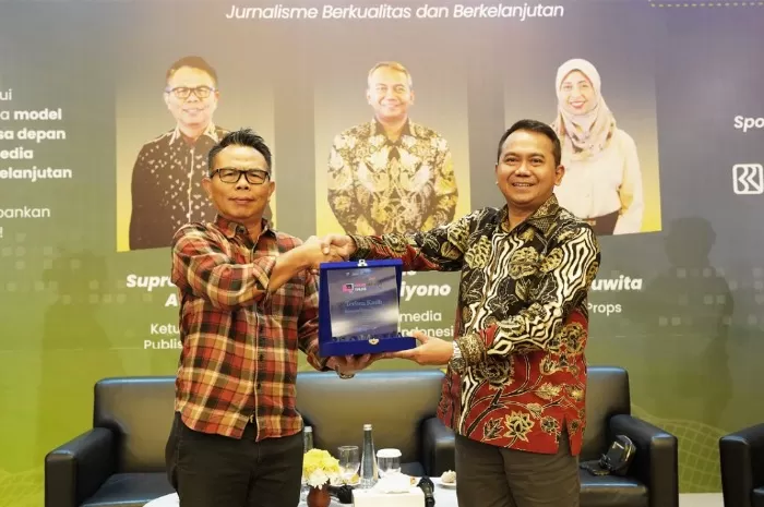 CEO Promedia, Agus Sulistriyono (kanan) dan Ketua Komite Publisher Right, Suprapto Sastro Atmojo (kiri) dalam event Mediapreneur Talks Promedia 2025 di Hotel Santika Tasikmalaya. (Dok. Promedia)