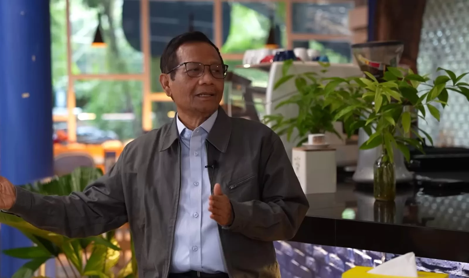 Mahfud MD tanggapi pernyataan Presiden Prabowo yang akan bertanggung jawab dalam utang kereta cepat Whoosh. (YouTube/Rhenald Kasali)