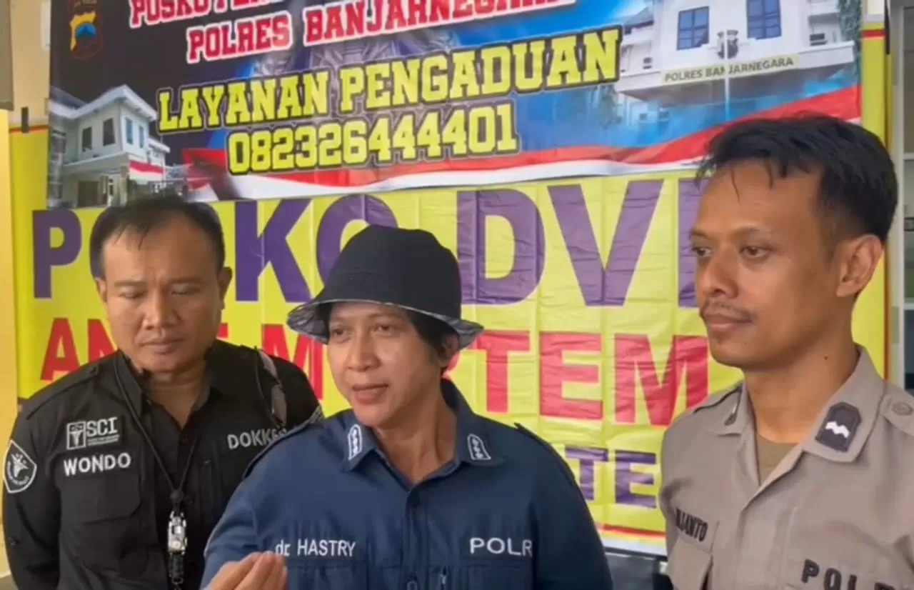 Karo Labdokkes Polri, Brigjen Sumy Hastry Purwanti (tengah) ungkap proses identifikasi dua kerangka di Kwitang yang kini telah diketahui identitasnya. (YouTube/Hastry Forensik)