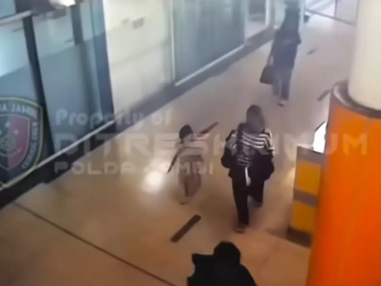 Tangkapan layar CCTV yang merekam Bilqis saat berada di bandara. (TikTok/manangsoebeti_official)