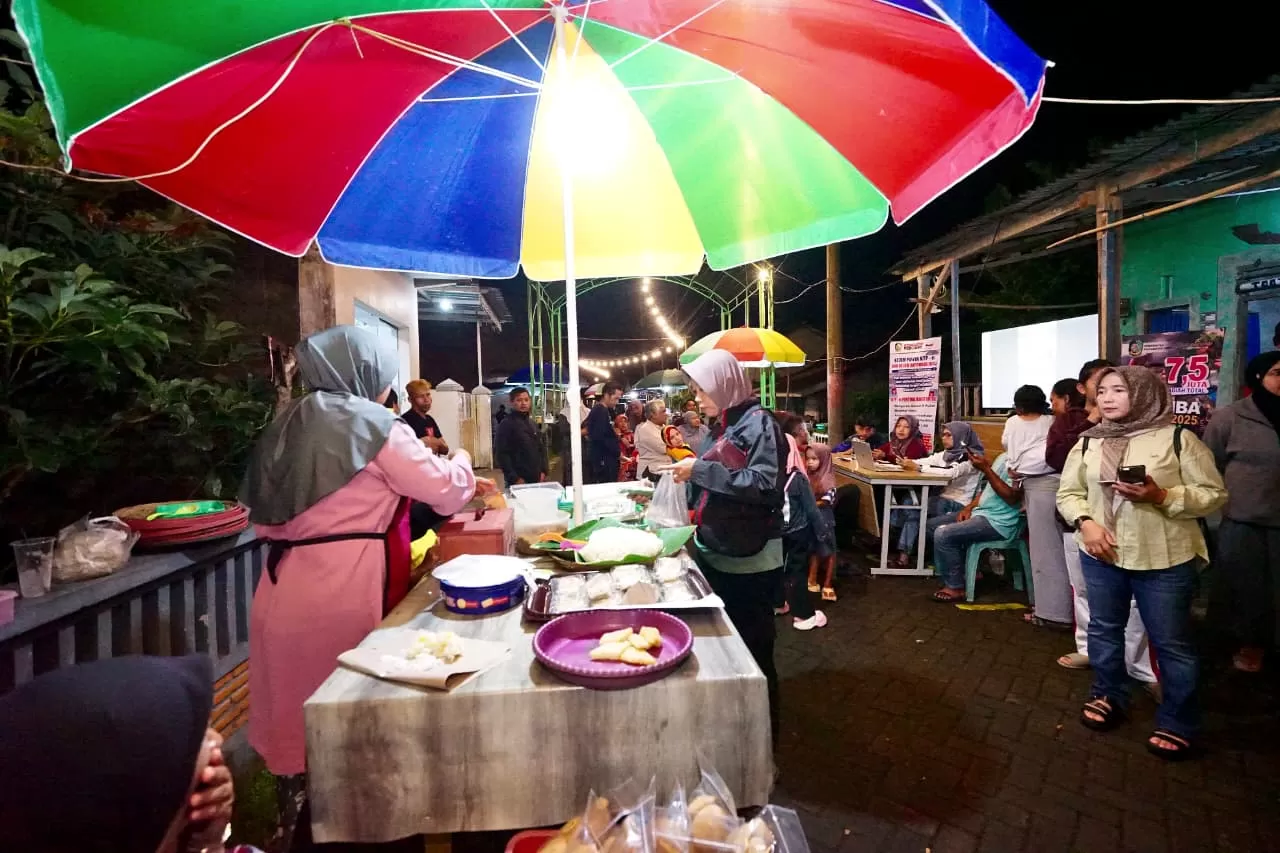 Pengunjung menikmati jajanan tradisional Pasar Jadoel di kawasan Ijen Banyuwangi. (foto: Pemkab Banyuwangi)