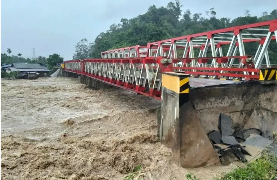 Salah satu jembatan terputus akibat banjir di Tapanuli Utara, Sumatera Utara. (BPBD Kabupaten Tapanuli Utara)