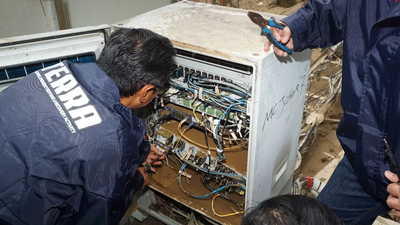 Teksini melakukan perbaikan jaringan di Wilayah terdampak Banjir. Layanan gratis Telkomsel untuk korban banjir Sumatera. (Foto: Istimewa)