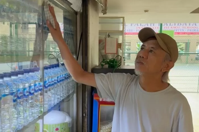 Mengintip kisah perjuangan artis, Epy Kusnandar berbisnis kuliner bersama sang istri usai kini aktor fenomenal itu meninggal dunia. (Instagram.com/@karinaranau9)