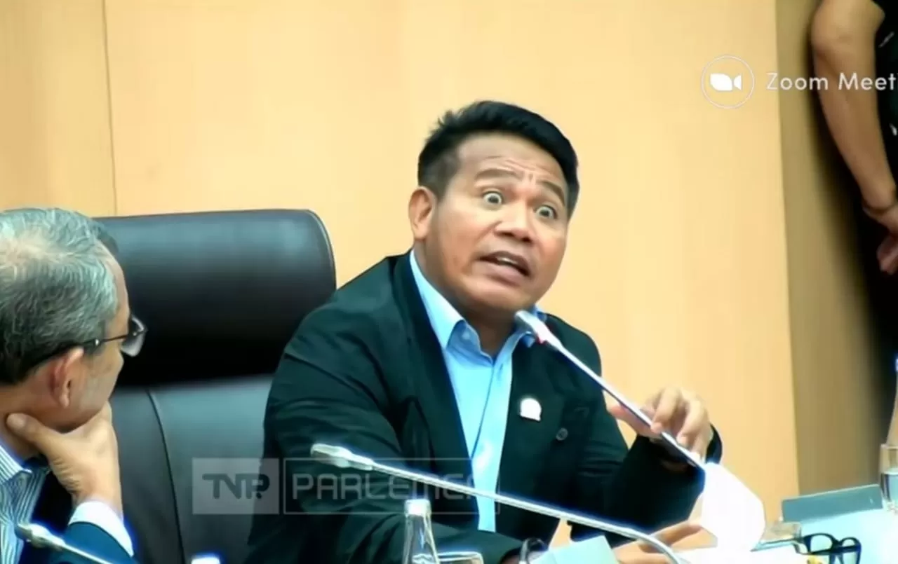 Tangkapan layar anggota Komisi XII DPR dari Fraksi PKB, Syafruddin saat menyampaikan kritik soal anggaran daerah kepada Menkeu Purbaya. (YouTube/TVR Parlemen)