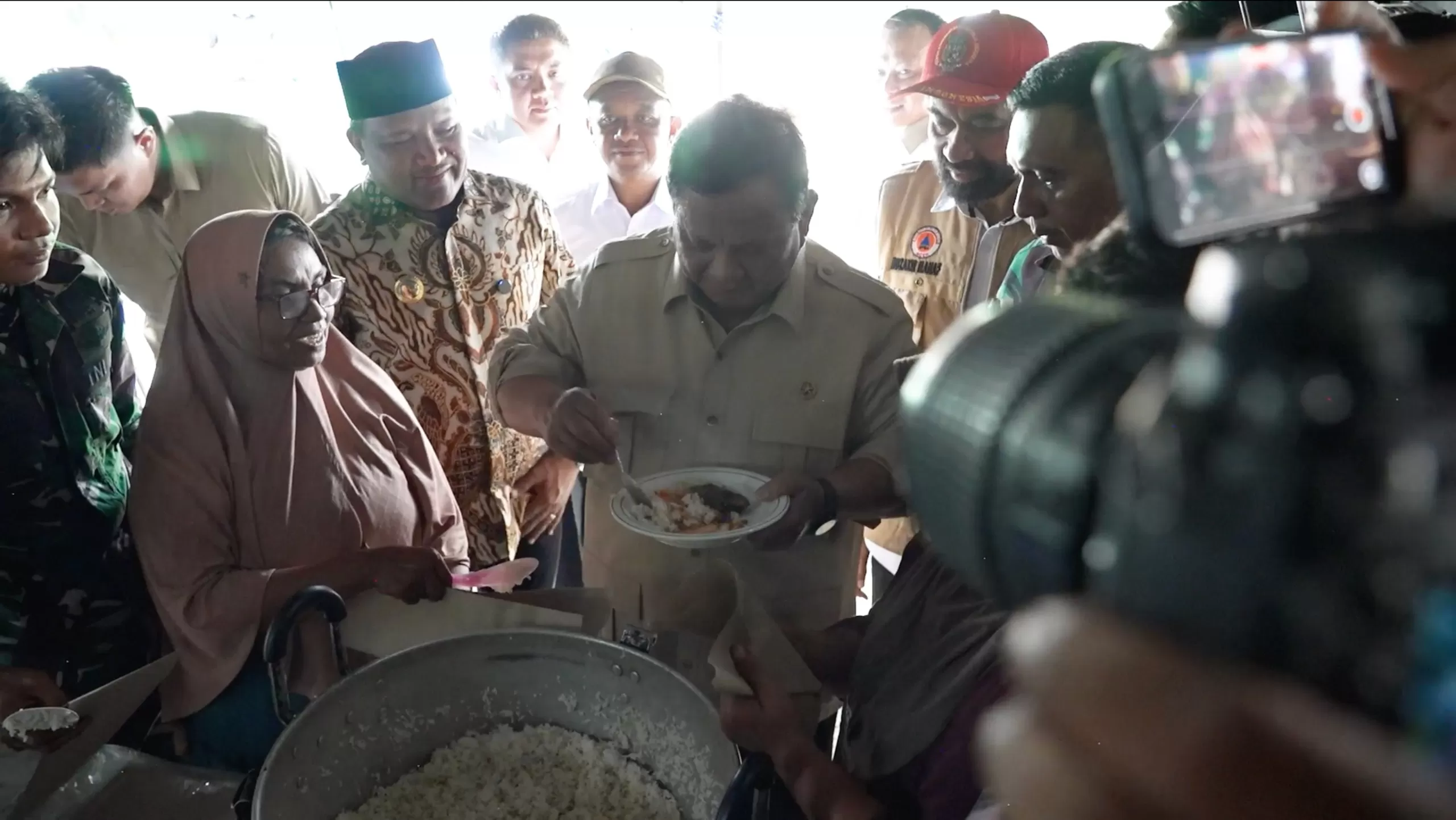 Momen Prabowo cicipi masakan pengungsi Aceh di dapur umum
