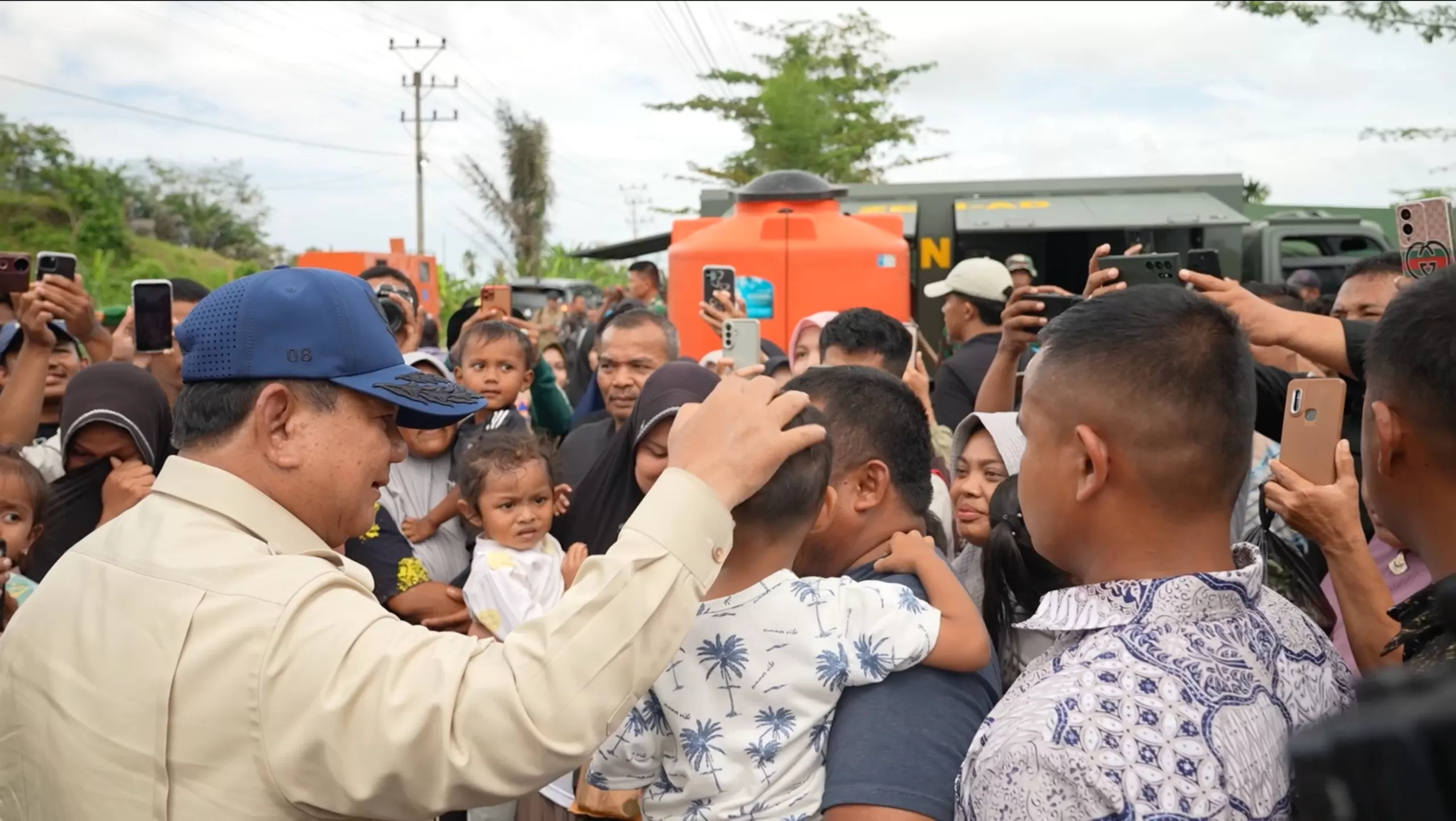 Presiden Prabowo saat Menyapa Pengungsi Bandang 2025 Aceh bersama pejabat daerah. (Foto: Sektretarian Presiden RI)