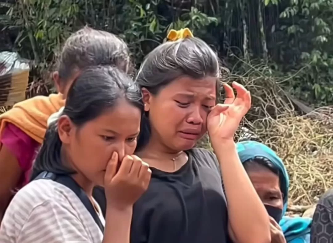 Tangkapan layar seorang wanita yang akhirnya menemukan jasad orang tuanya yang tertimbun longsor di Sibolga. (TikTok/Apa Aja)