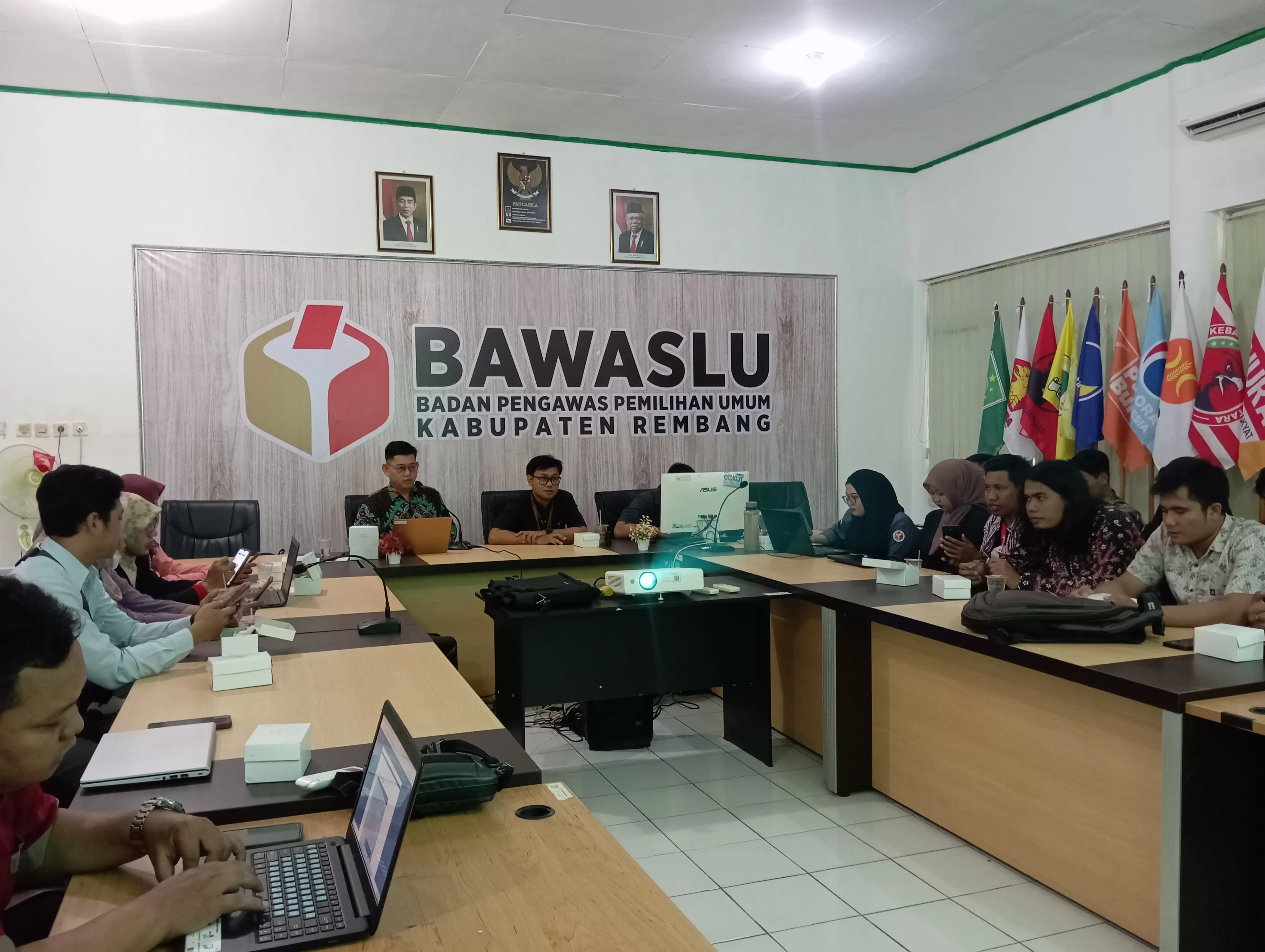 Bawaslu Rembang saat menyelenggarakan acara Rapat Koordinasi Penyusunan Daftar Pemilih dengan Tema &ldquo;Persiapan Rekapitulasi DPT Pemilihan Tahun 2024