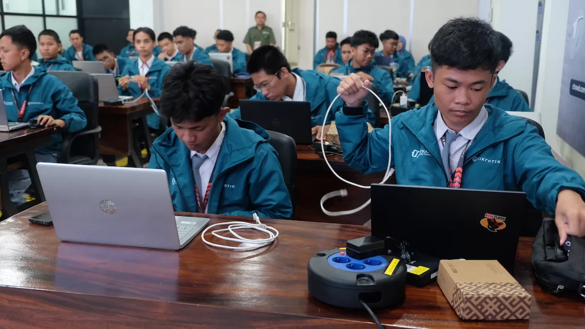 Amar dan Maulana, Siswa SMKN 1 Rembang Lolos ke Final Olimpiade Jaringan MikroTik 2024
