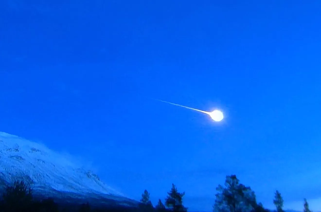 Bolide Taurid Utara difoto dari Skibotn, Norwegia 4 Desember 2020 14:30 CET. By Medisilvanus - Own work, CC BY-SA 4.0, https://commons.wikimedia.org/w/index.php?curid=97287584