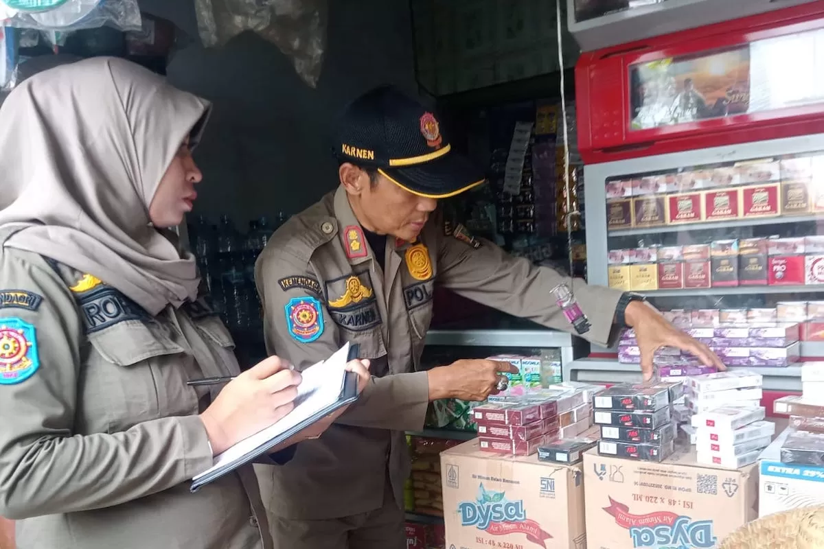 Operasi Penertiban Rokok Ilegal di Sarang, Ribuan Batang Disita