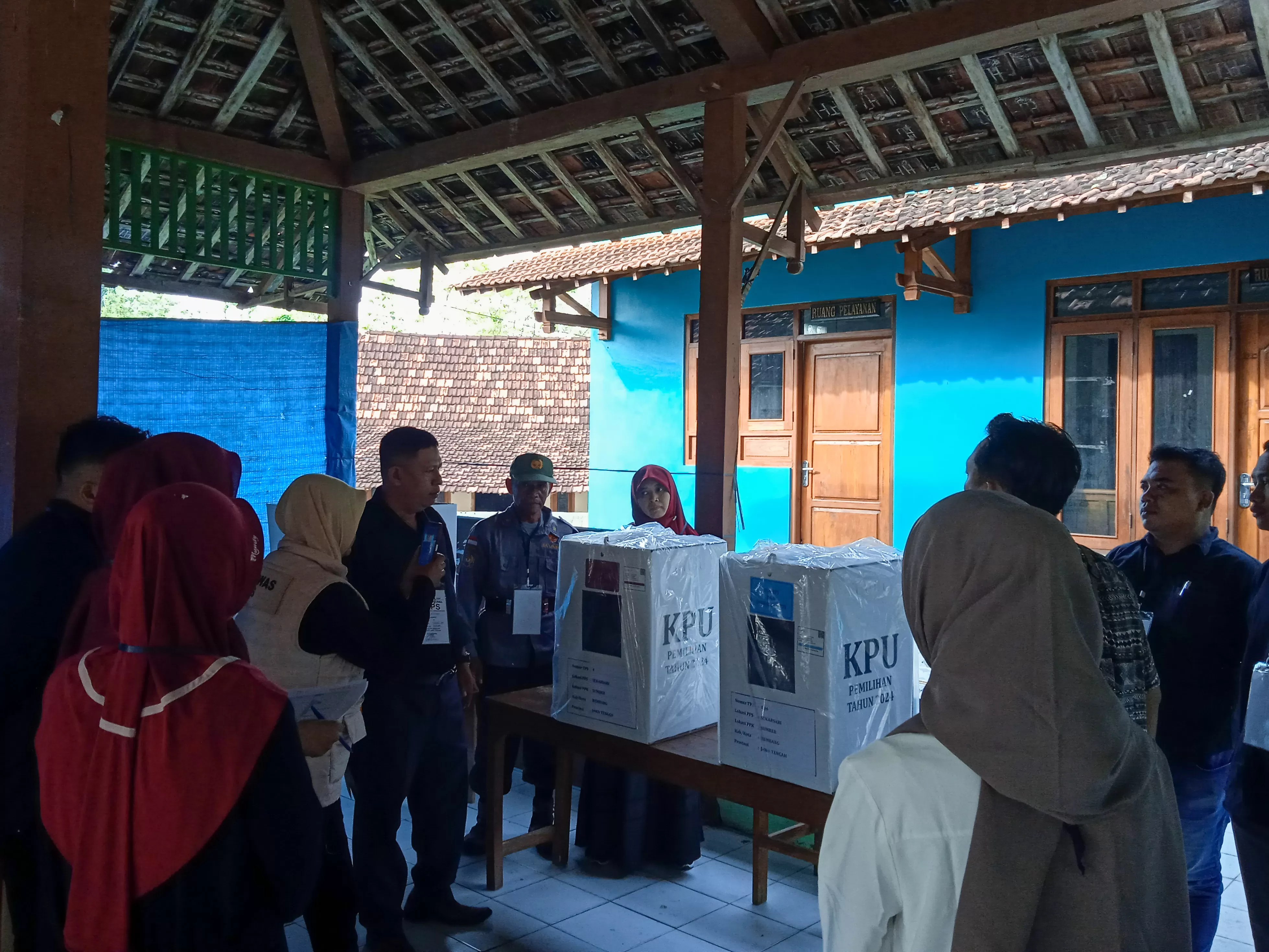 KPPS bersama saksi dan pengawas TPS melakukan sejumlah persiapan jelang pembukaan TPS 005 Desa Sekarsari Rembang