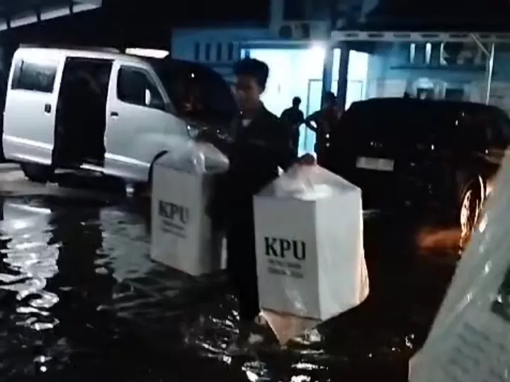 BMKG peringatkan cuaca ekstrem di Rembang, 30 November&ndash;2 Desember 2024. Waspadai hujan deras, petir, dan angin kencang yang berpotensi menimbulkan bencana.