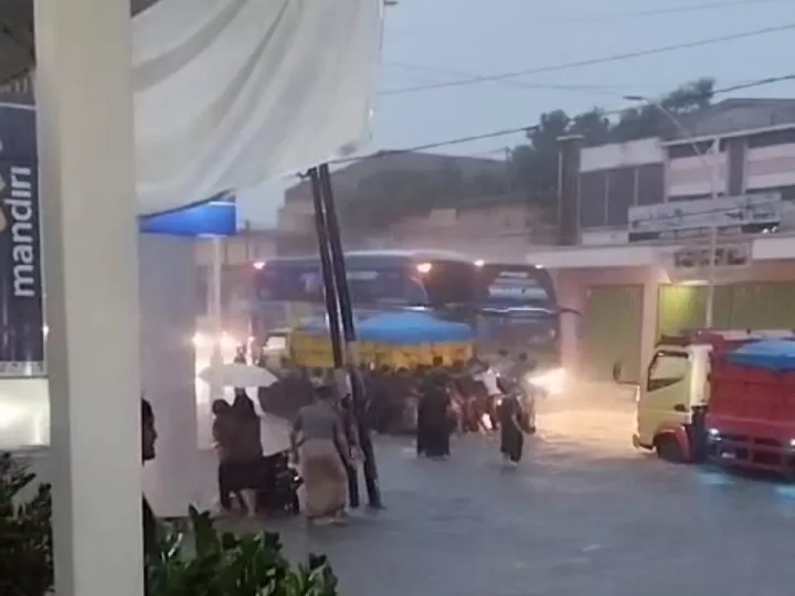  Hujan Deras Sebabkan Genangan di Jalur Pantura Lasem. Foto: WA Grup/Rembang Update