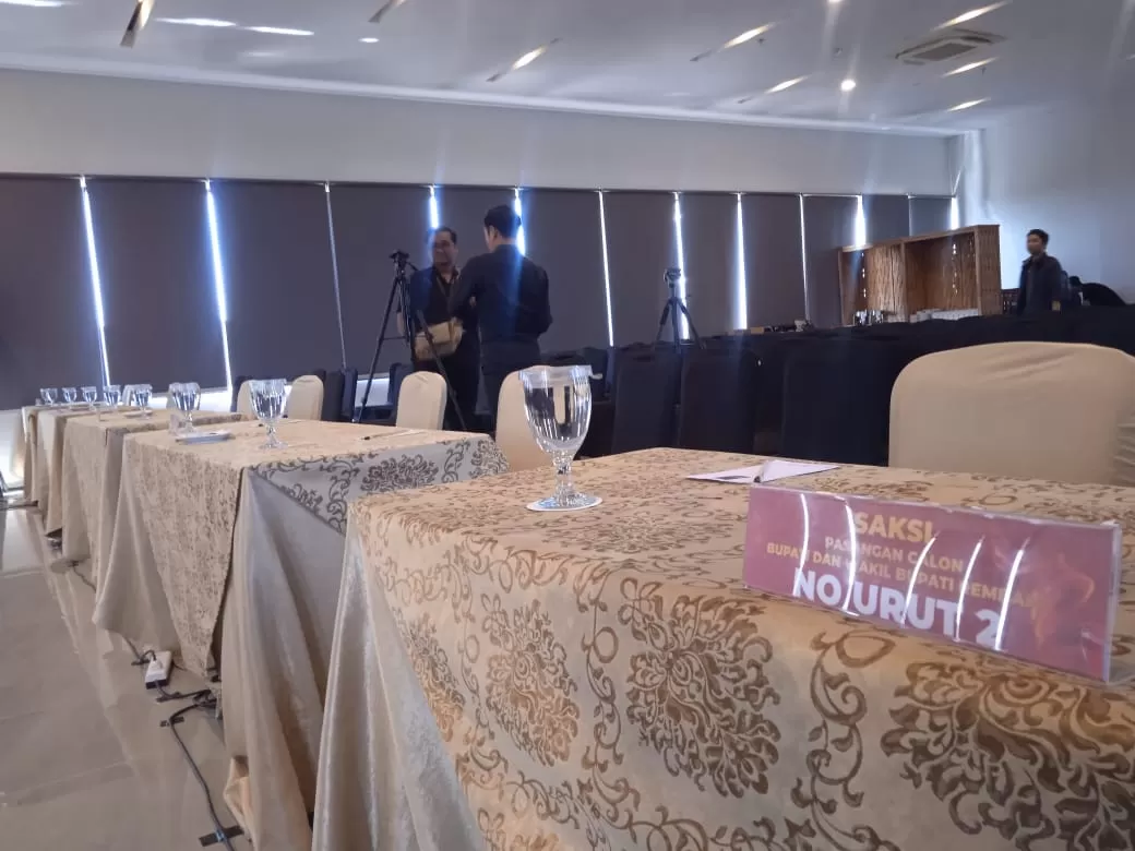 Sejumlah petugas mempersiapkan Rapat Pleno Terbuka Rekapitulasi Hasil Penghitungan dan Penetapan Hasil Perolehan Suara Pemilihan Bupati dan Wakil Bupati Rembang Tahun 2024