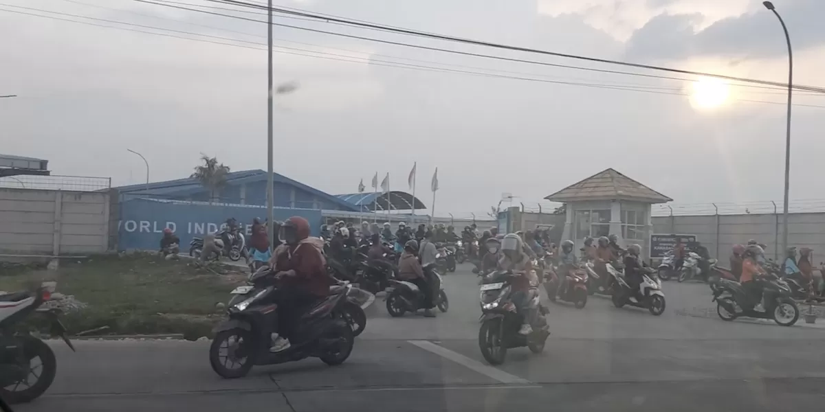 Ratusan pekerja pabrik sepatu saat pulang kerja di salah satu pabrik sepatu di Rembang