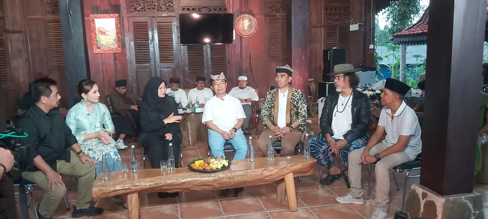 Para nara sumber  hadir dalam acara jagong budaya memperingati Hari Jadi Seni Rupa di Langgar Art Dusun Temurejo, Desa Kembiritan, Kecamatan Genteng, Minggu (15/12/2024). Foto: Syaifuddin Mahmud