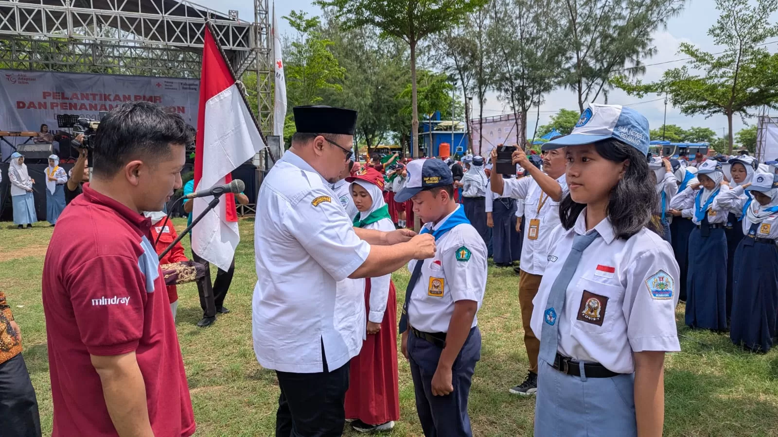 Ketua Dewan Kehormatan PMI Kabupaten Rembang, Mohammad Hanies Cholil Barro&rsquo;, melantik anggota Palang Merah Remaja (PMR) se-Kabupaten Rembang di Pantai Wates