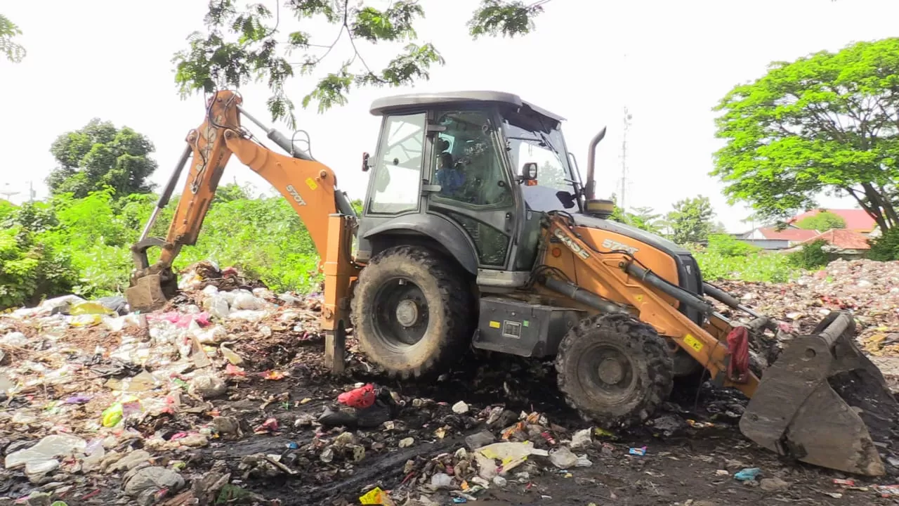 Dinas Lingkungan Hidup (DLH) Rembang mengerahkan alat berat untuk membersihkan tumpukan sampah di Pasar Kambing selama dua hari terakh