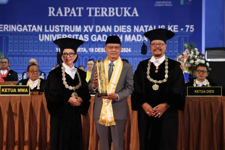 Ketua Umum PP Muhammadiyah Haedar Nasir Raih Anugerah Hamengku Buwono IX. Foto: UGM Yogyakarta