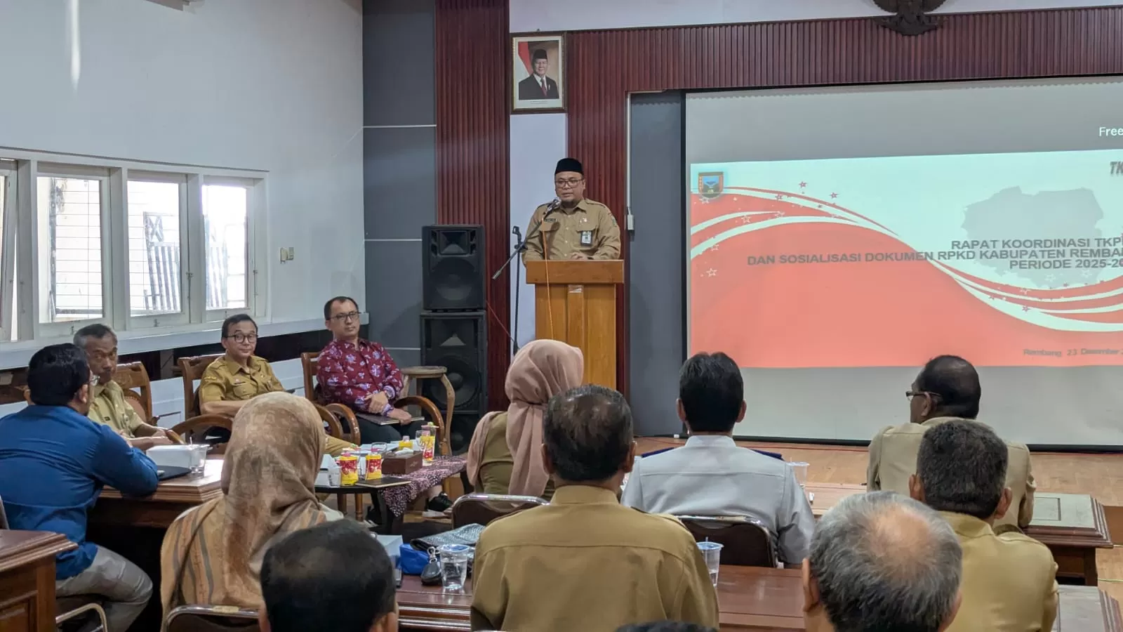 Pemkab Rembang menargetkan penurunan angka kemiskinan di triwulan pertama 2025. Fokus pada validasi data dan kolaborasi dengan dunia usaha.