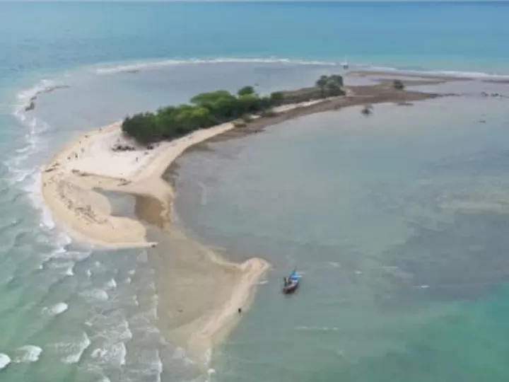 Pulau Gede ditutup sementara selama libur Natal dan Tahun Baru karena cuaca buruk. Foto: Instagram/visitjawatengah