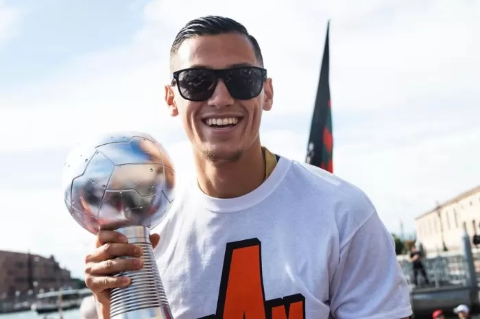 Potret Pemain Klub Liga Italia Venezia sekaligus Kapten Timnas Indonesia, Jay Idzes. (Instagram.com/@jayidzes)