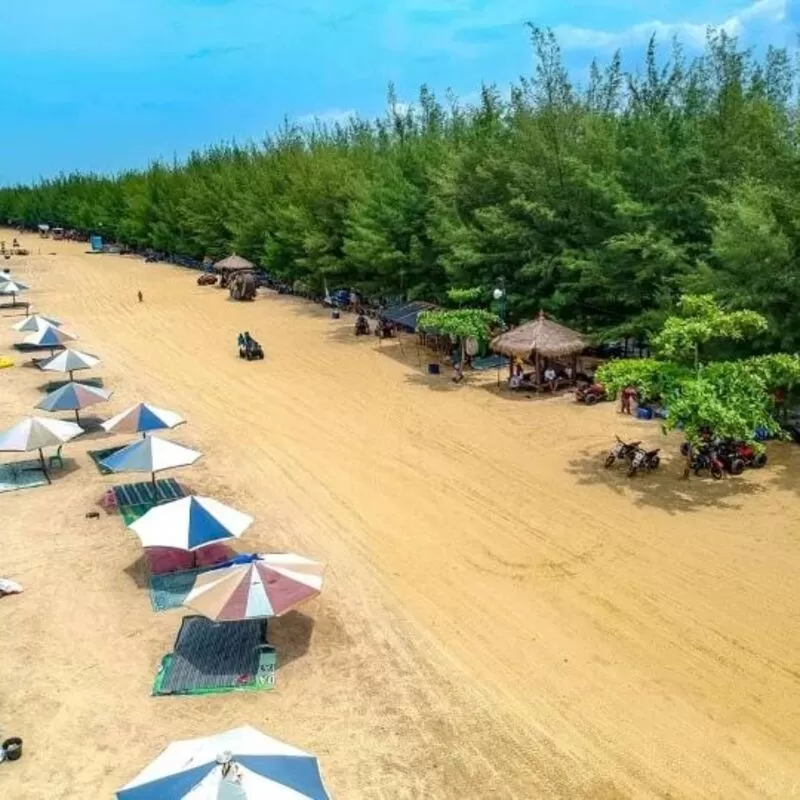 Selama libur Nataru, Pantai Karangjahe di Rembang menarik lebih dari 46 ribu wisatawan