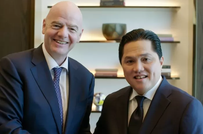 Potret Ketum PSSI, Erick Thohir (kanan) bersama Presiden FIFA, Gianni Infantino. (Instagram.com/@erickthohir)
