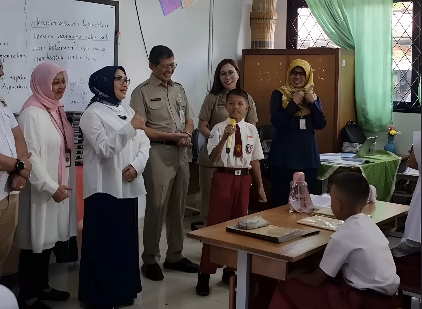 MBG di Ciracas, Siswa SD Beri Pantun untuk Prabowo: Terima Kasih, Pak Presiden!