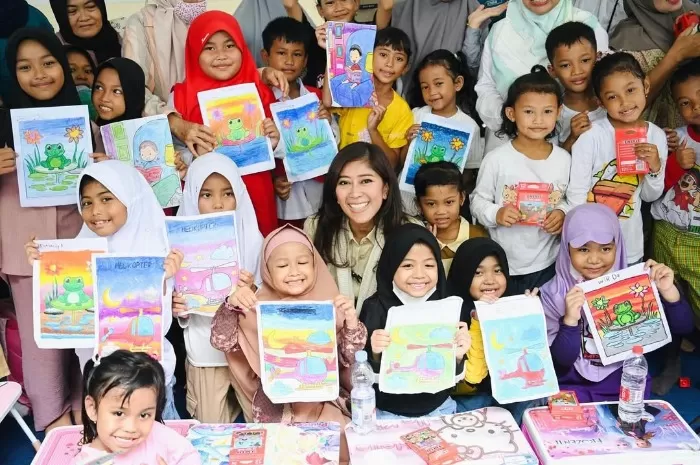 Menteri Komunikasi dan Digital (Menkomdigi), Meutya Hafid saat bersama anak-anak Indonesia dalam kegiatan memperingati Hari Anak Sedunia, pada 20 November 2024. (Instagram.com/@meutya_hafid)